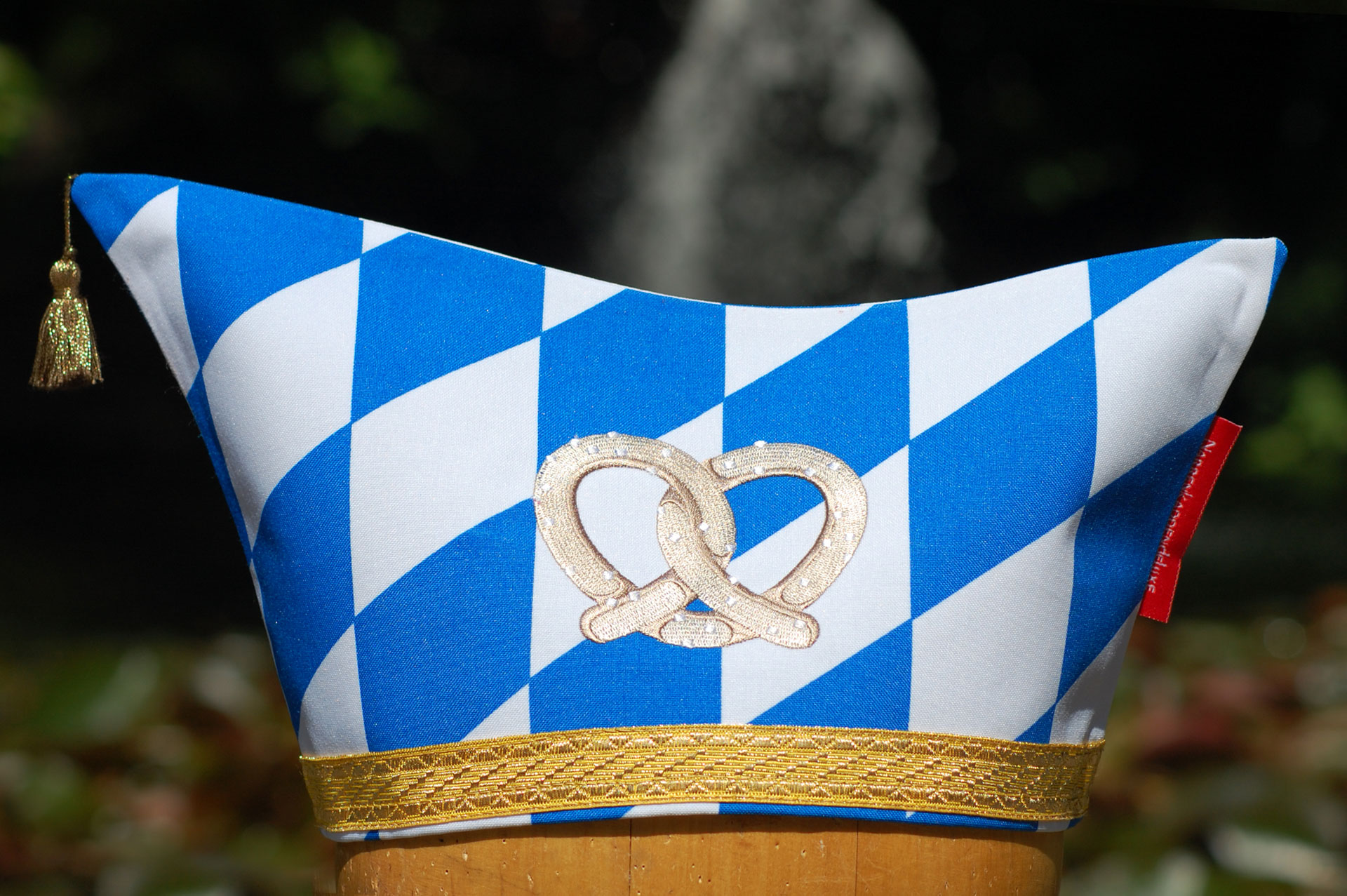 Narrenkappendeluxe by Susanne wade, Köln, Modell Picolo mit Stickerei: Oktoberfest Brezel 